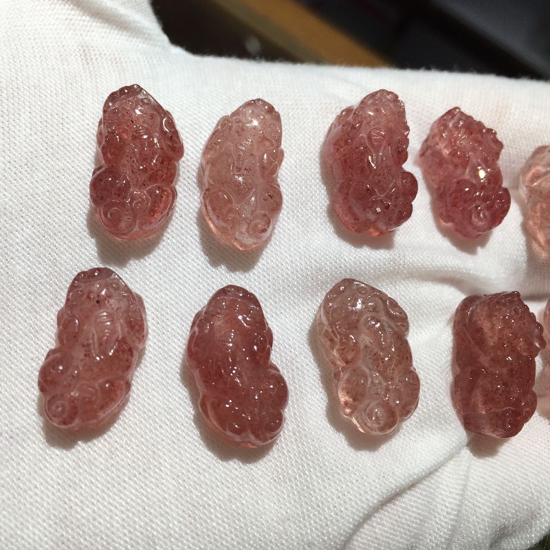 Bright color crystal jewelry, natural strawberry crystal PI Xiu horizontal hole accessories