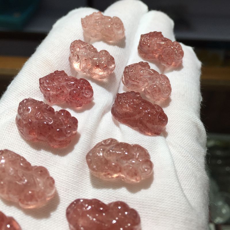 Bright color crystal jewelry, natural strawberry crystal PI Xiu horizontal hole accessories Specification image