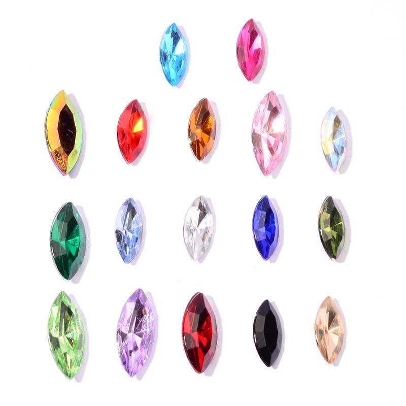 diy phone case in the shape of an oval horse eye, with a silver-plated tip and a satellite tip at both ends. It is decorated with rhinestone tips details Picture