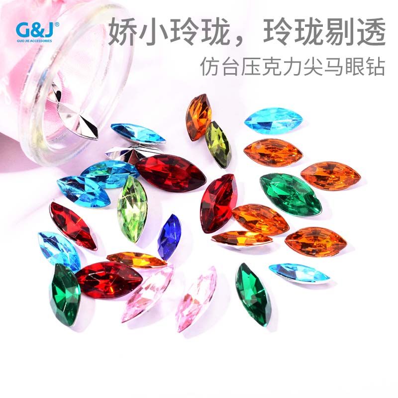diy phone case in the shape of an oval horse eye, with a silver-plated tip and a satellite tip at both ends. It is decorated with rhinestone tips Item Picture