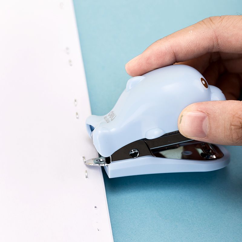 Deli 0454 Cartoon Mini Stapler Set (Mixed)(Unit) Application Scenario