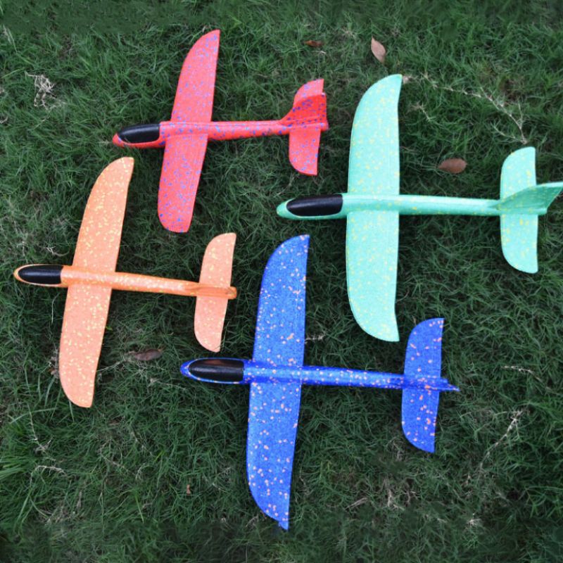 led light-emitting hand-thrown aircraft, foam glider models, children's small gifts and toys wholesale street stalls are selling well