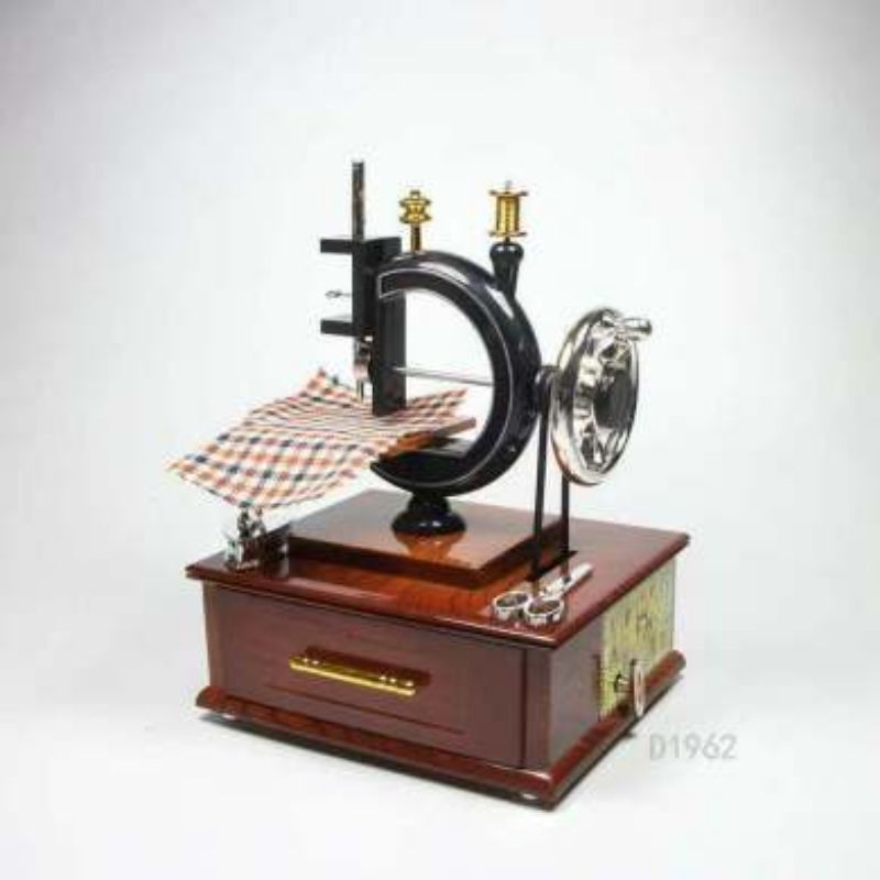 ويجري ترتيب الأثاث في مبنى سينمائي في محل لأغلفة الموسيقى وآلات الخياطة اليدوية Item Picture