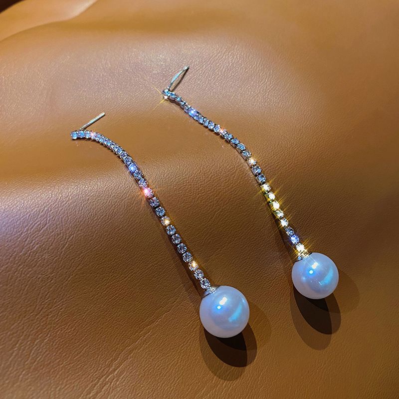 The same style of earrings as Dilraba, with a niche and high-end feel, pearl tassel earrings, long stud earrings, and women's autumn elegant earrings Application Scenario