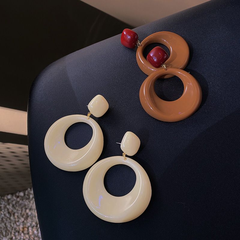 The colors of autumn ~ Retro Showa oil painting, court-style French large ring, exaggerated modern acrylic earrings and earrings Application Scenario