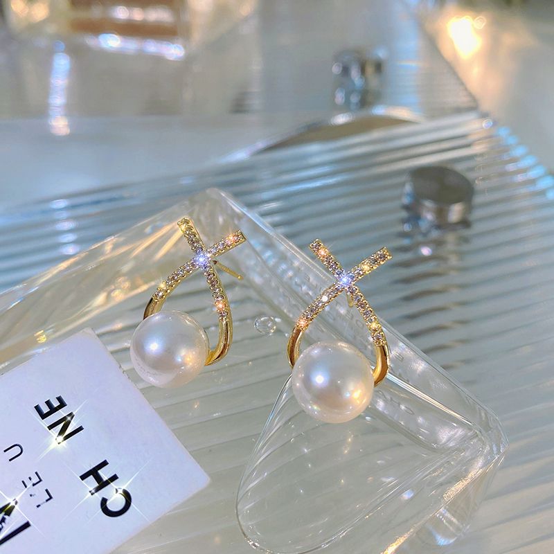 X-letter pearl stud earrings for women's summer, exuding a touch of light luxury and sophistication, with a retro and elegant style, are French internet-famous earrings for autumn Application Scenario