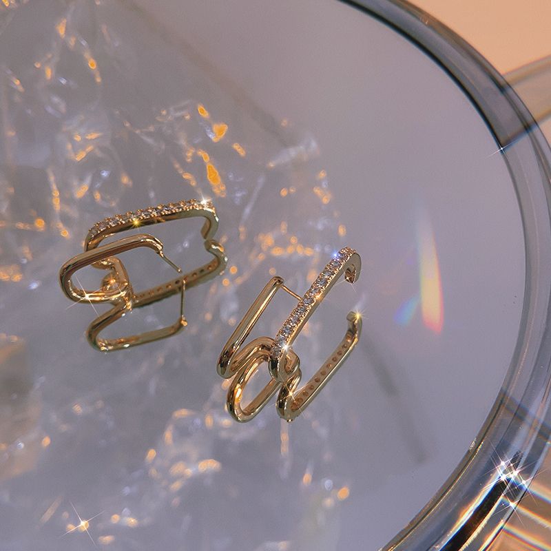 The 2021 autumn collection of the light luxury zircon stud earrings, the same as Wang Ziyun's, is small and exquisite Specification image