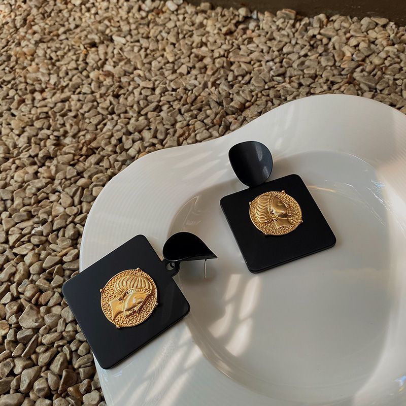 European and American exaggerated Baroque black earrings, 2021 new trendy, individualistic and high-end large earrings for women in autumn Application Scenario