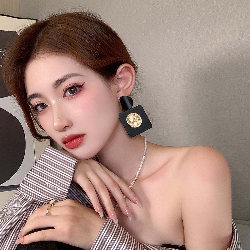 European and American exaggerated Baroque black earrings, 2021 new trendy, individualistic and high-end large earrings for women in autumn details Picture