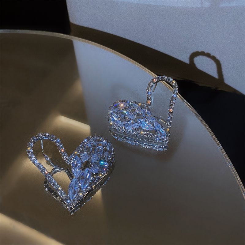One-second heartbeat ~ High-end Zircon heart-shaped stud earrings 2021 new trendy earrings, niche design earrings for women's fashion pic 5