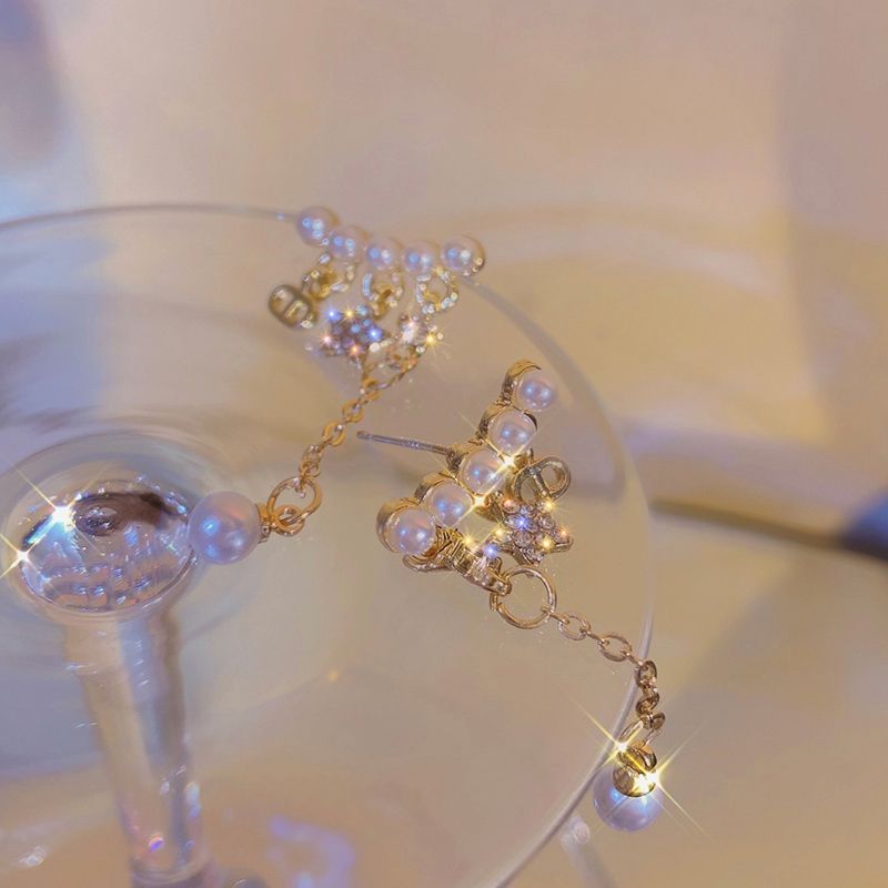 Korean crescent-shaped pearl tassel earrings, exquisite diamond five-pointed star earrings, women's light luxury and high-end feel Application Scenario