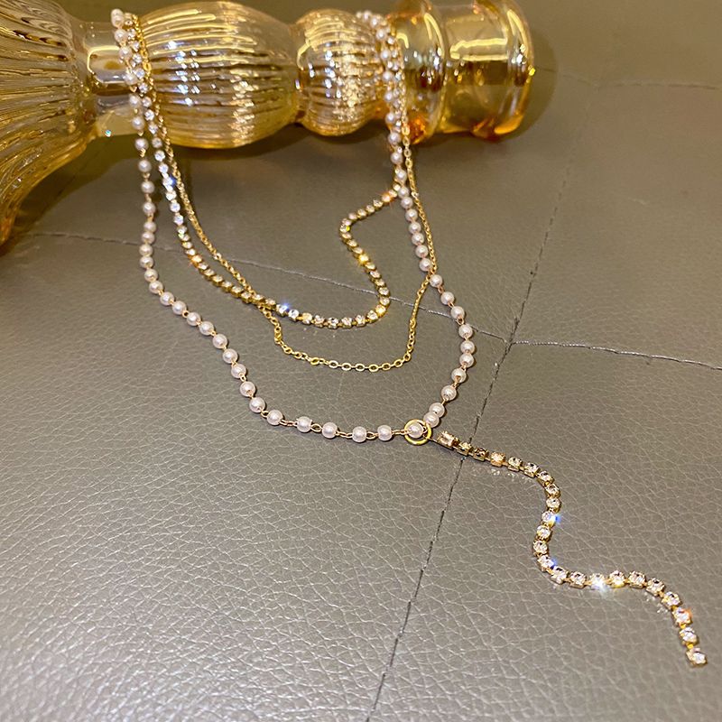 Korean-style light luxury multi-layer sparkling diamond Y-shaped pearl necklace, a niche design for women's collarbone neck accessories Application Scenario