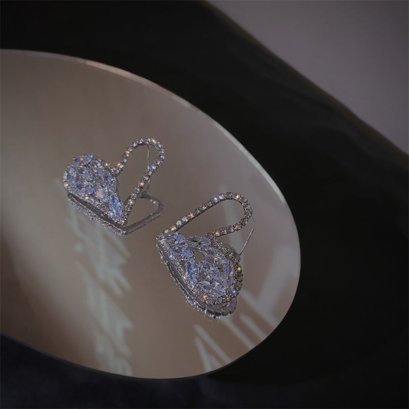 One-second heartbeat ~ High-end Zircon heart-shaped stud earrings 2021 new trendy earrings, niche design earrings for women's fashion Application Scenario