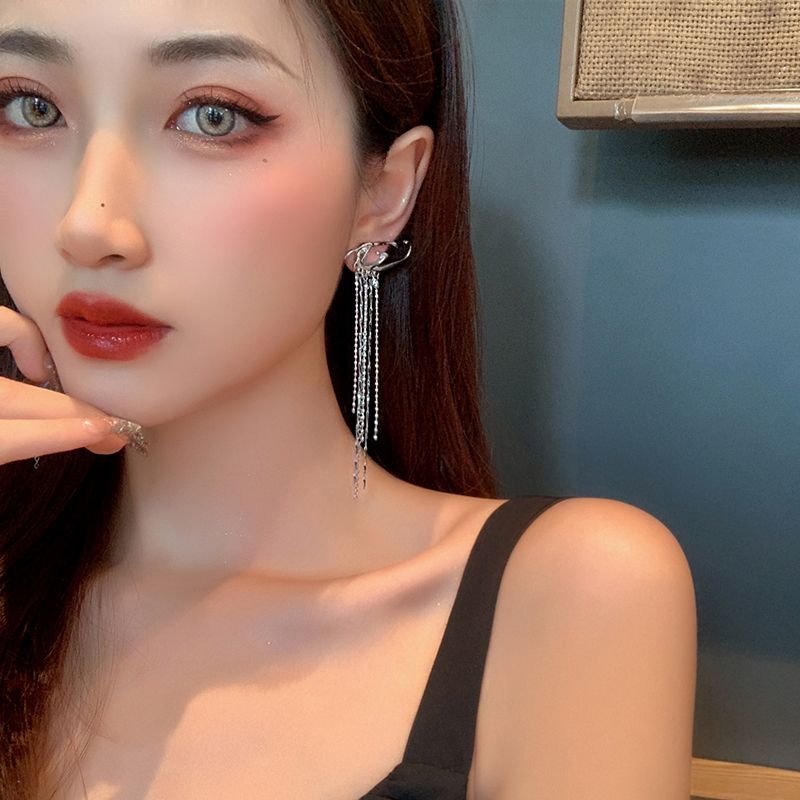 This is a new autumn and winter collection of high-end and elegant long tassel Venom earrings with a unique and mature Korean style details Picture