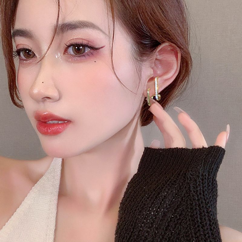 The 2021 autumn collection of the light luxury zircon stud earrings, the same as Wang Ziyun's, is small and exquisite details Picture