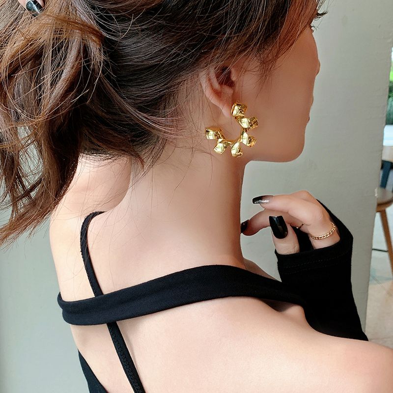 Korean sweet and cool spiral earrings 2021 new style, trendy and high-end summer, niche and exaggerated stud earrings details Picture