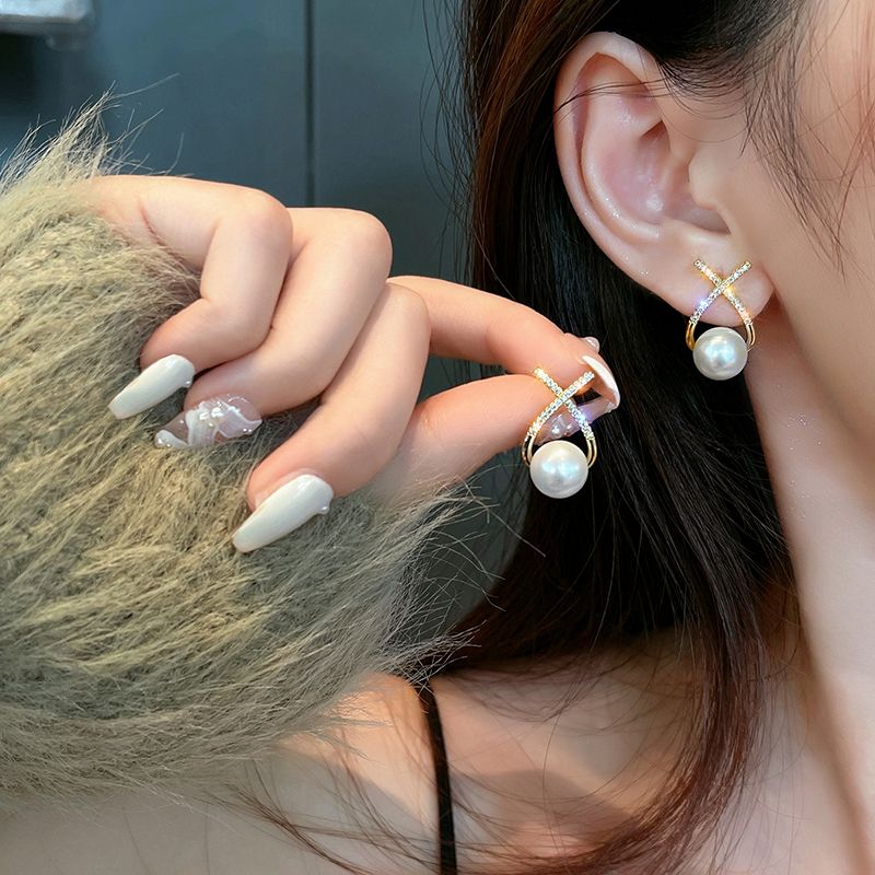 X-letter pearl stud earrings for women's summer, exuding a touch of light luxury and sophistication, with a retro and elegant style, are French internet-famous earrings for autumn