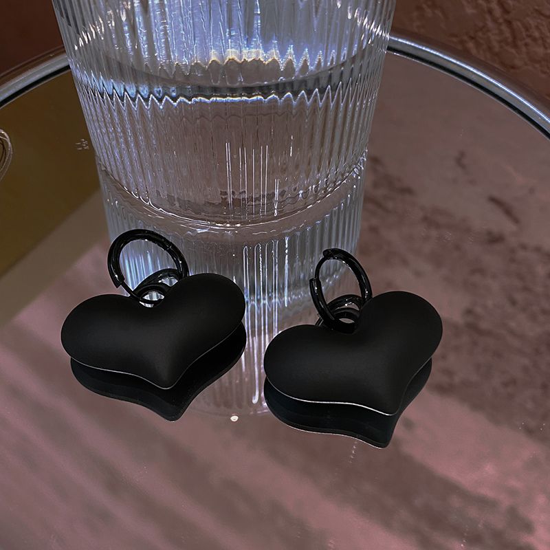 Desire ~ Dark black ins heart-shaped autumn earrings for women 2021 New trendy, versatile and simple heart-shaped earrings Application Scenario