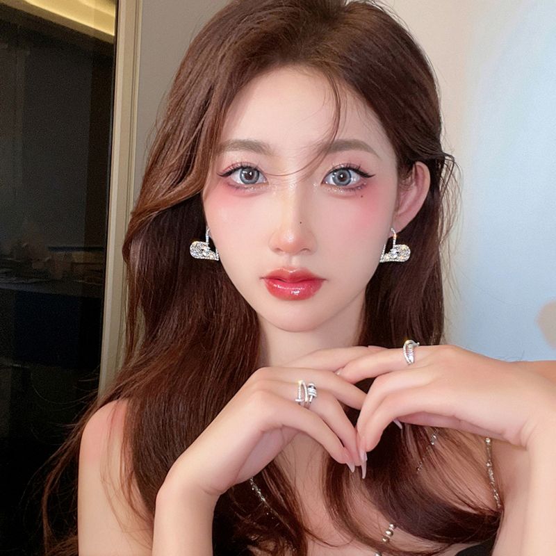 One-second heartbeat ~ High-end Zircon heart-shaped stud earrings 2021 new trendy earrings, niche design earrings for women's fashion details Picture