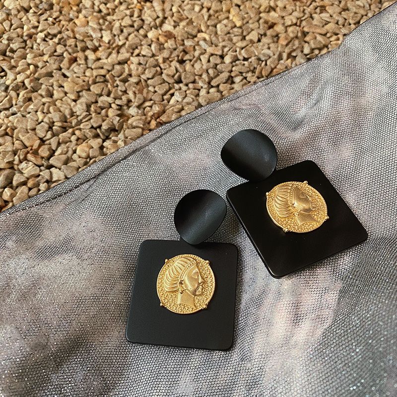 European and American exaggerated Baroque black earrings, 2021 new trendy, individualistic and high-end large earrings for women in autumn Specification image