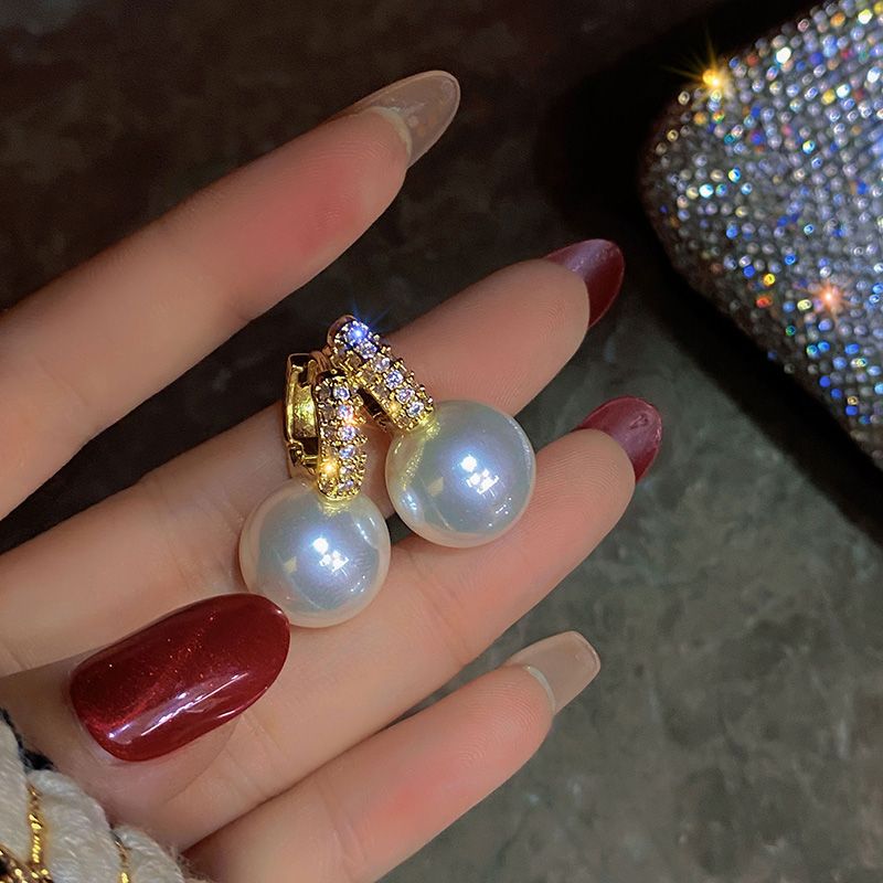 Micro-inlaid zircon pearl earrings, a new 2021 trendy, light luxury and high-end earpiece, a popular autumn ear stud for women Application Scenario