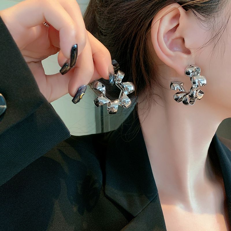 Korean sweet and cool spiral earrings 2021 new style, trendy and high-end summer, niche and exaggerated stud earrings