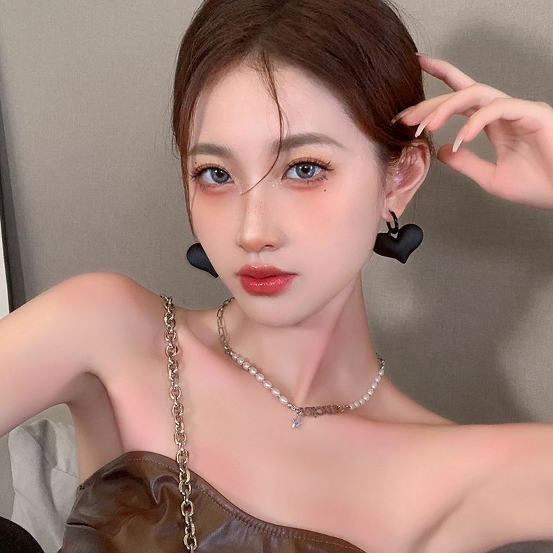 Desire ~ Dark black ins heart-shaped autumn earrings for women 2021 New trendy, versatile and simple heart-shaped earrings details Picture