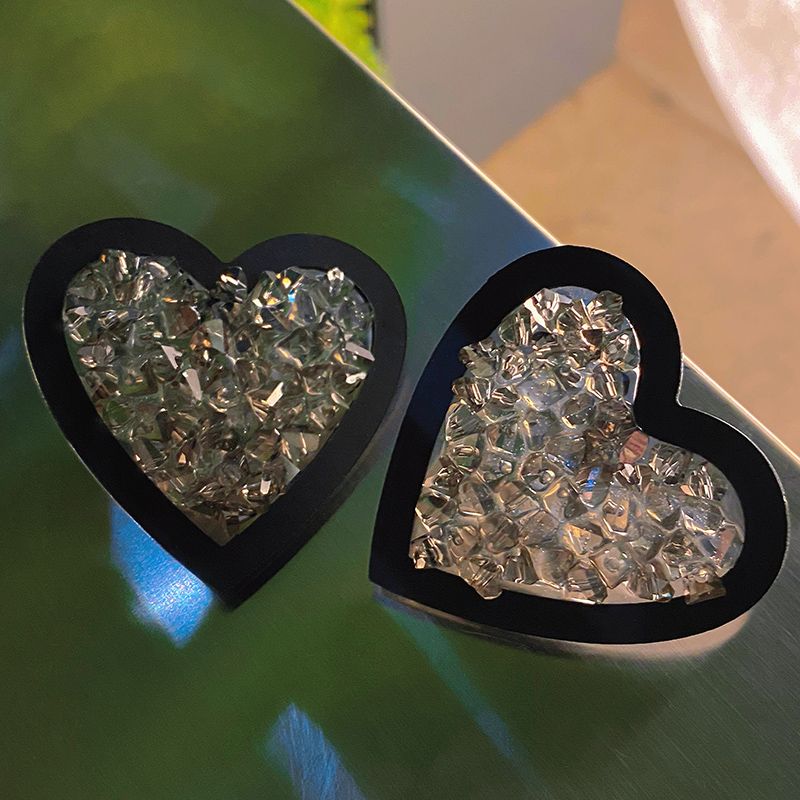 Highly recommended ~ Japanese and Korean black heart-shaped earrings, crystal elegance, heart-shaped stud design, silver needle exaggerated earrings for women Application Scenario