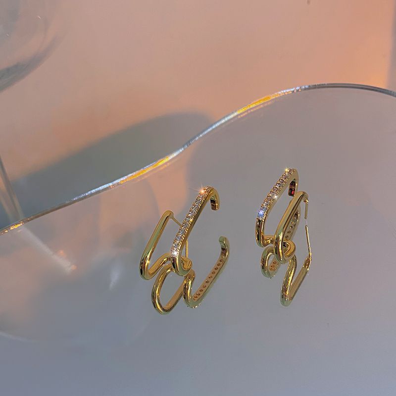 The 2021 autumn collection of the light luxury zircon stud earrings, the same as Wang Ziyun's, is small and exquisite Application Scenario