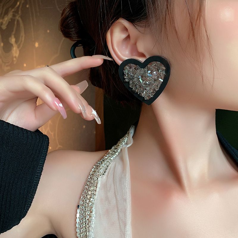 Highly recommended ~ Japanese and Korean black heart-shaped earrings, crystal elegance, heart-shaped stud design, silver needle exaggerated earrings for women