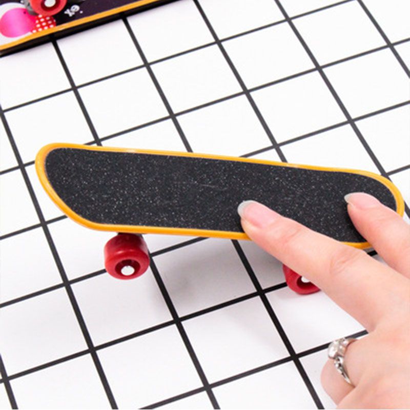 Plastic finger skateboard set fingertip mini skateboard boys and girls gift items educational toys table toys creative details Picture