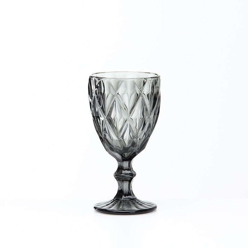 A 7-piece set of European-style retro diamond-shaped embossed glass cups, wine glasses, rim cups and colored highball cups from the manufacturer Item Picture