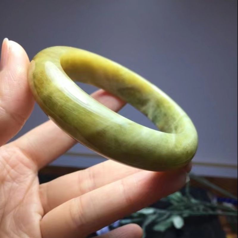 The bright crystal jewelry natural Morganite bracelet is extremely valuable and lustrous details Picture