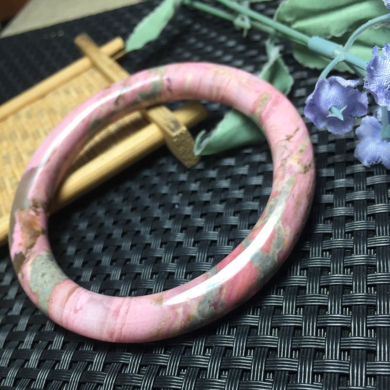 The bright crystal jewelry natural rose pyroxene bracelet is extremely valuable and lustrous