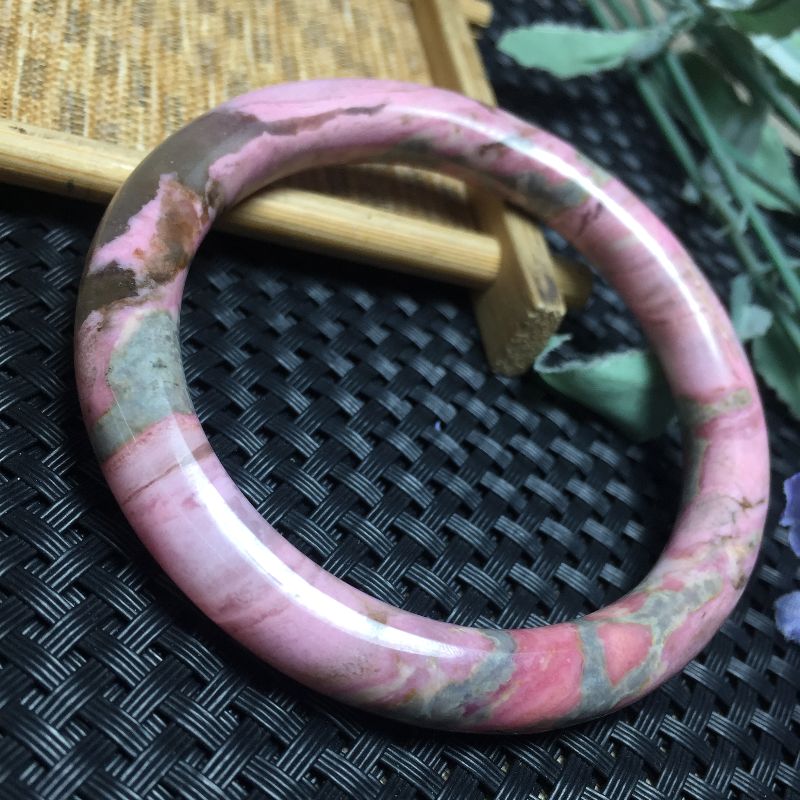 The Bright and colorful Crystal Pearl natural rose pyroxene bracelet features vivid colors details Picture