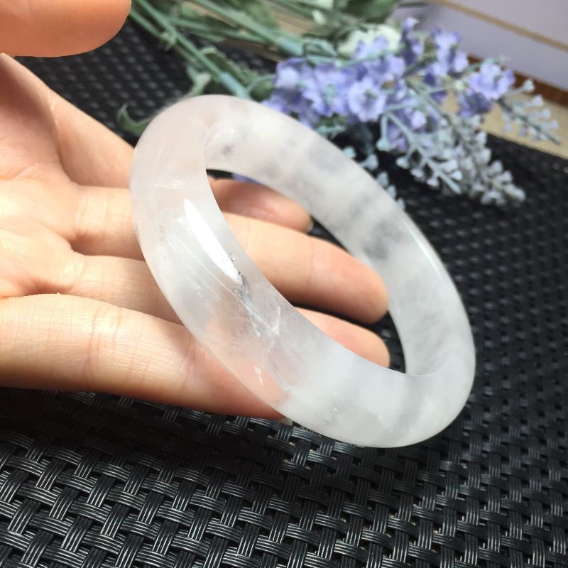 The natural white ghost bracelet of the bright crystal jewelry has a vivid color Specification image