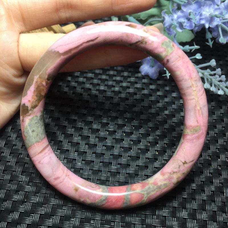 The Bright and colorful Crystal Pearl natural rose pyroxene bracelet features vivid colors Application Scenario