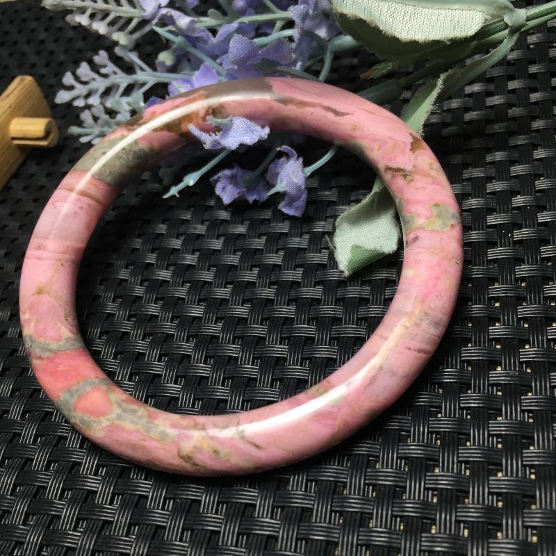 The Bright and colorful Crystal Pearl natural rose pyroxene bracelet features vivid colors Specification image