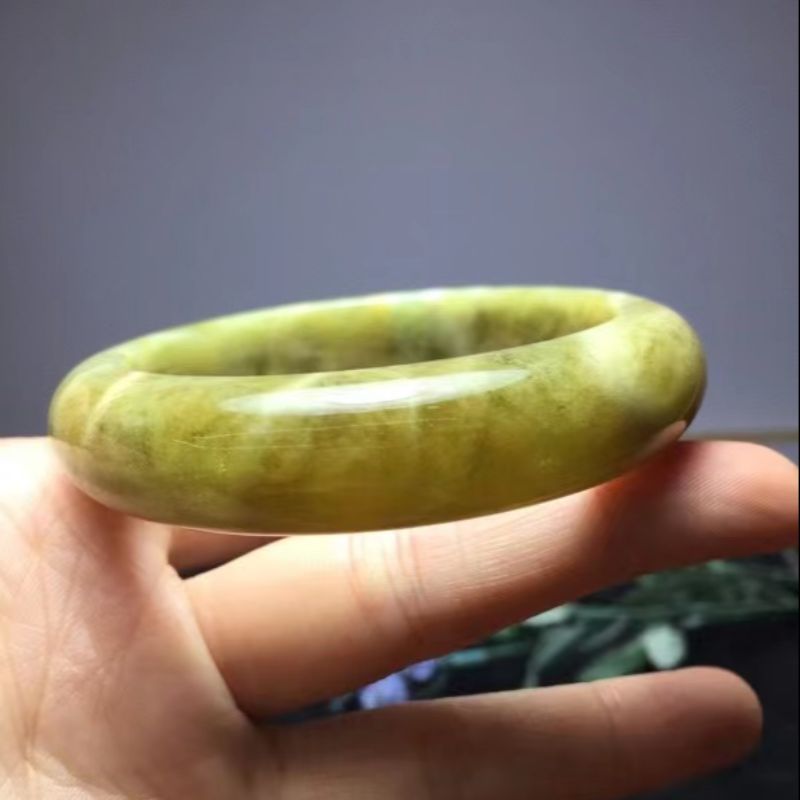 The bright crystal jewelry natural Morganite bracelet is extremely valuable and lustrous