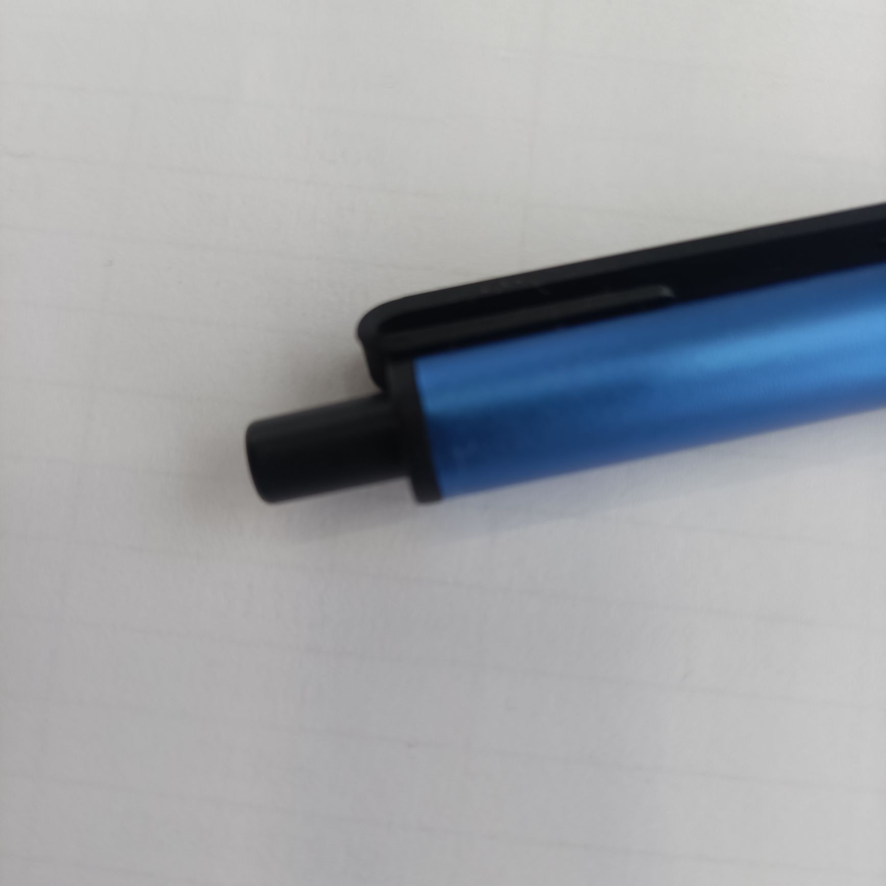 The Metal Rod Presses The Ballpoint Pen 752 details Picture