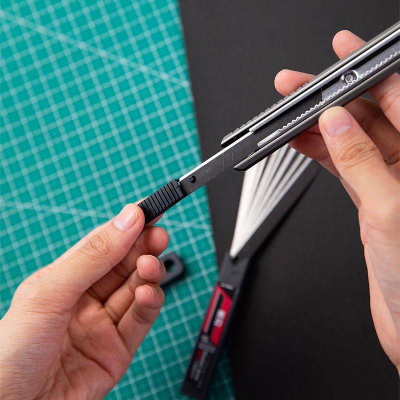 Deli 78002 graphic design blade Application Scenario