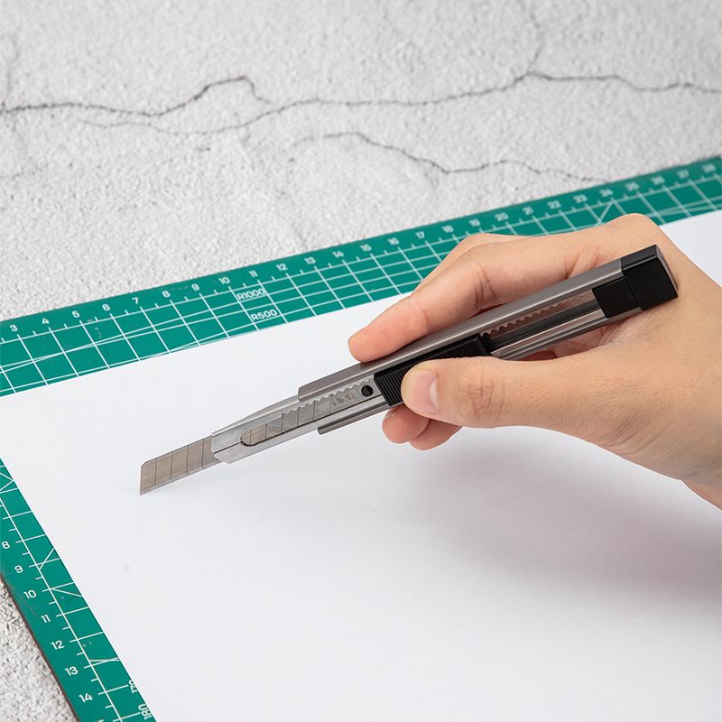 Deli 2083 Utility knife Application Scenario