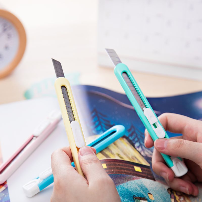 Deli 2054 Utility knife Application Scenario