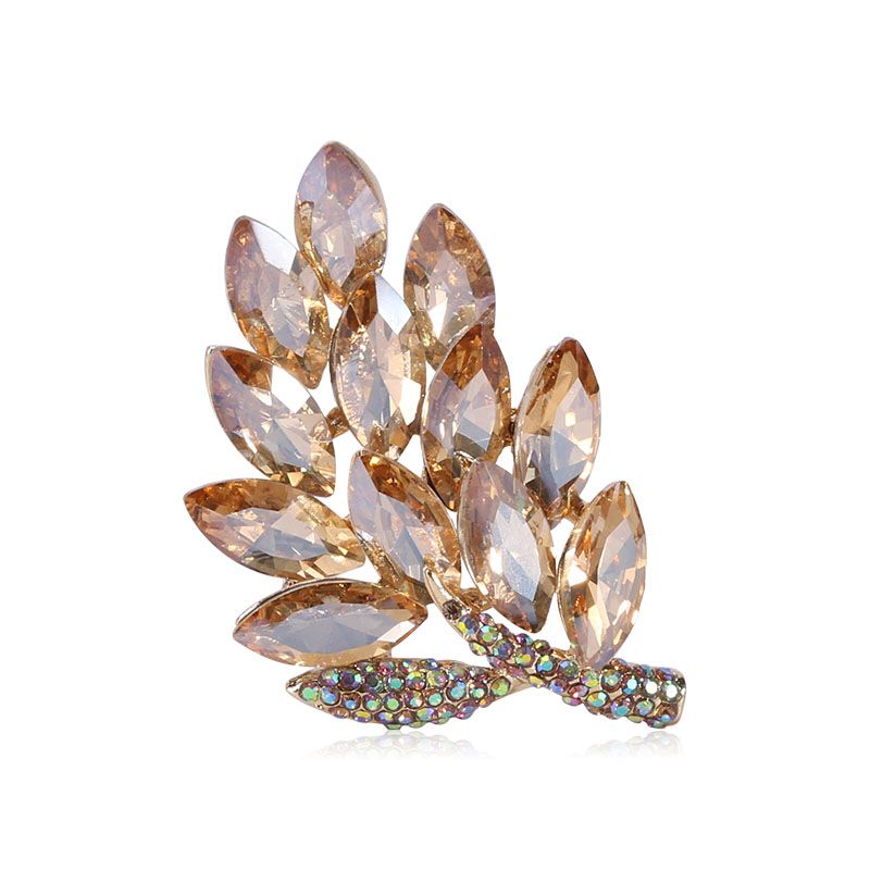 Factory direct sales, popular export glass leaf brooches, fashionable and elegant, anti-glare, fixed clothes, creative brooches, clothing accessories Application Scenario