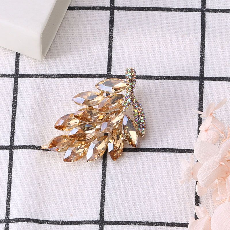 Factory direct sales, popular export glass leaf brooches, fashionable and elegant, anti-glare, fixed clothes, creative brooches, clothing accessories Specification image