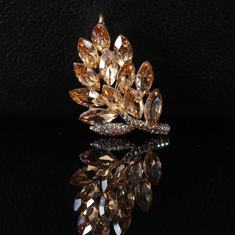 Factory direct sales, popular export glass leaf brooches, fashionable and elegant, anti-glare, fixed clothes, creative brooches, clothing accessories details Picture