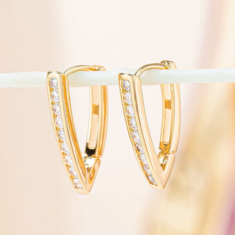 Wholesale of new, diamond-encrusted, elegant and versatile zirconia earrings from ins copper gold-plated thick V-shaped earrings in Europe and America