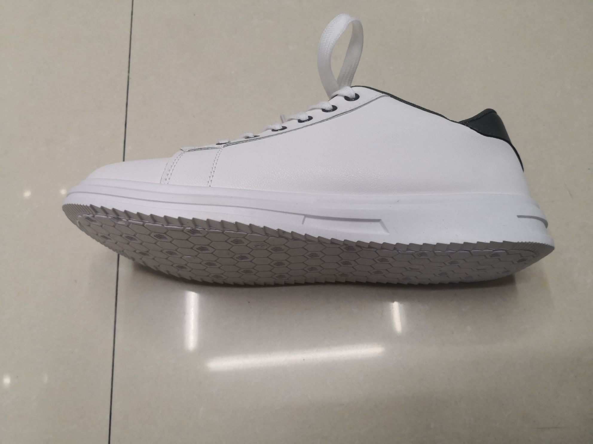 Spring 2022 Men's Small White Shoes, Moisture-Proof Application Scenario
