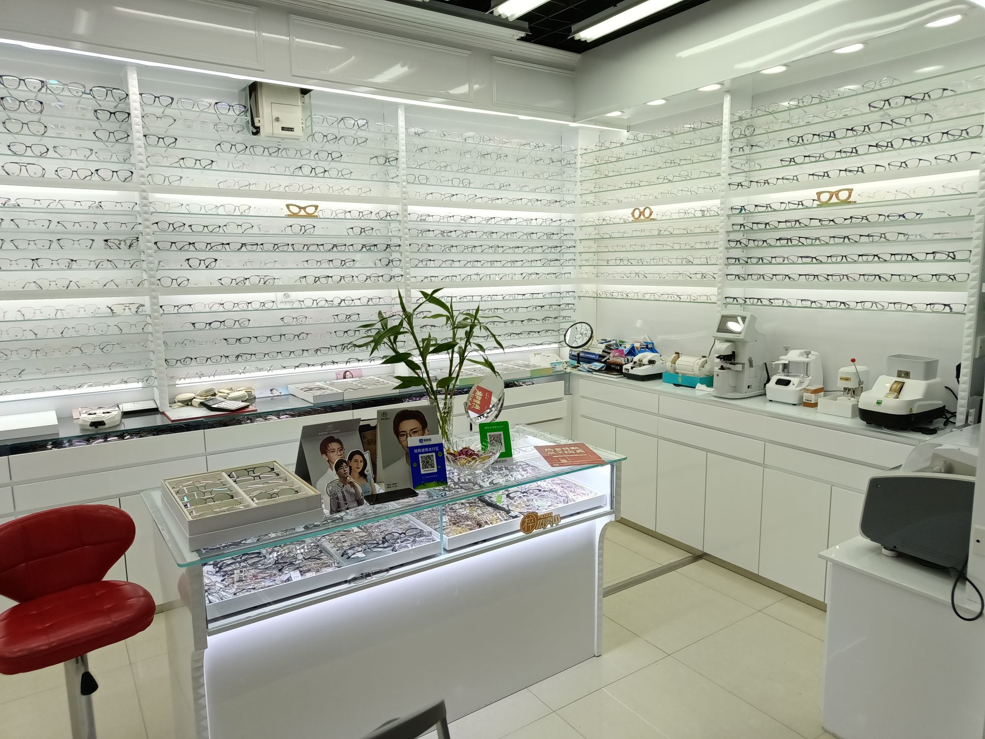 Doctor's glasses fitting describe pic - 1