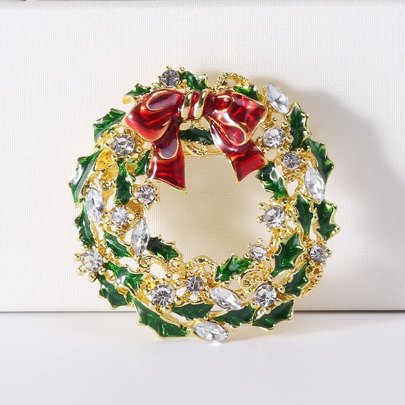 Factory direct sales of popular European and American water diamond Christmas wreaths, brooches, simple and fashionable clothes and accessories Application Scenario